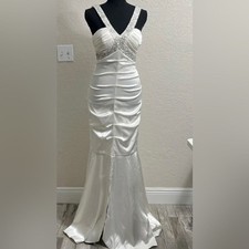 Laura Petites Women's Formal Dress Cream and white Size 6P.