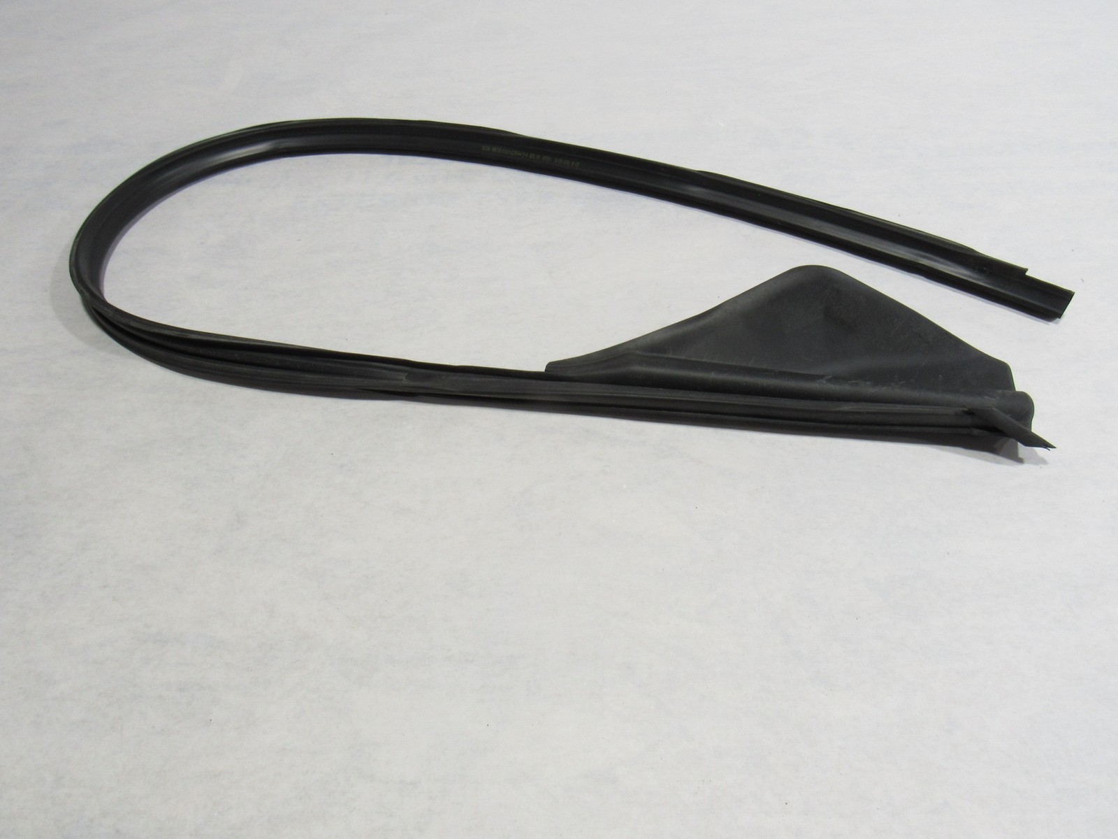 18-21 Aston Martin Vantage 2019 Left Driver Window Weatherstrip Seal Rubber ;:O