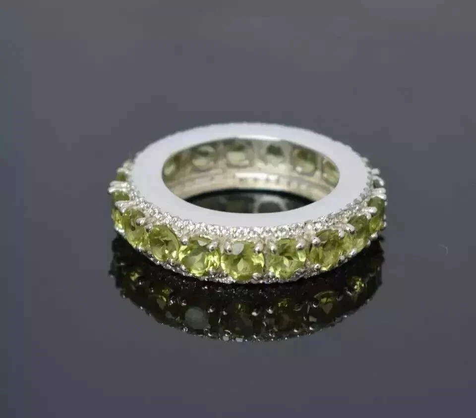 Precioso anillo de peridoto simulado de corte redondo para mujer enchapado en oro blanco de 14K Foto 3 de 4