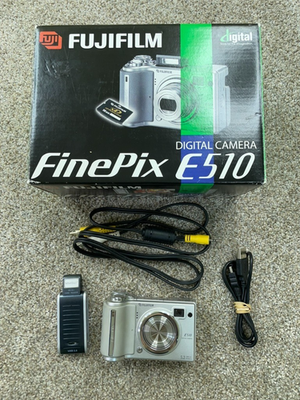 #ad Fujifilm Digital Camera FinePix E510 5.2MP Silver ****** PARTS ONLY $19.95