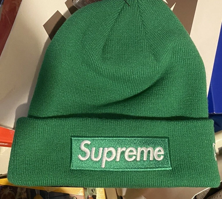 Bonnet Supreme x New Era boîte logo VERT FW24 EN MAIN