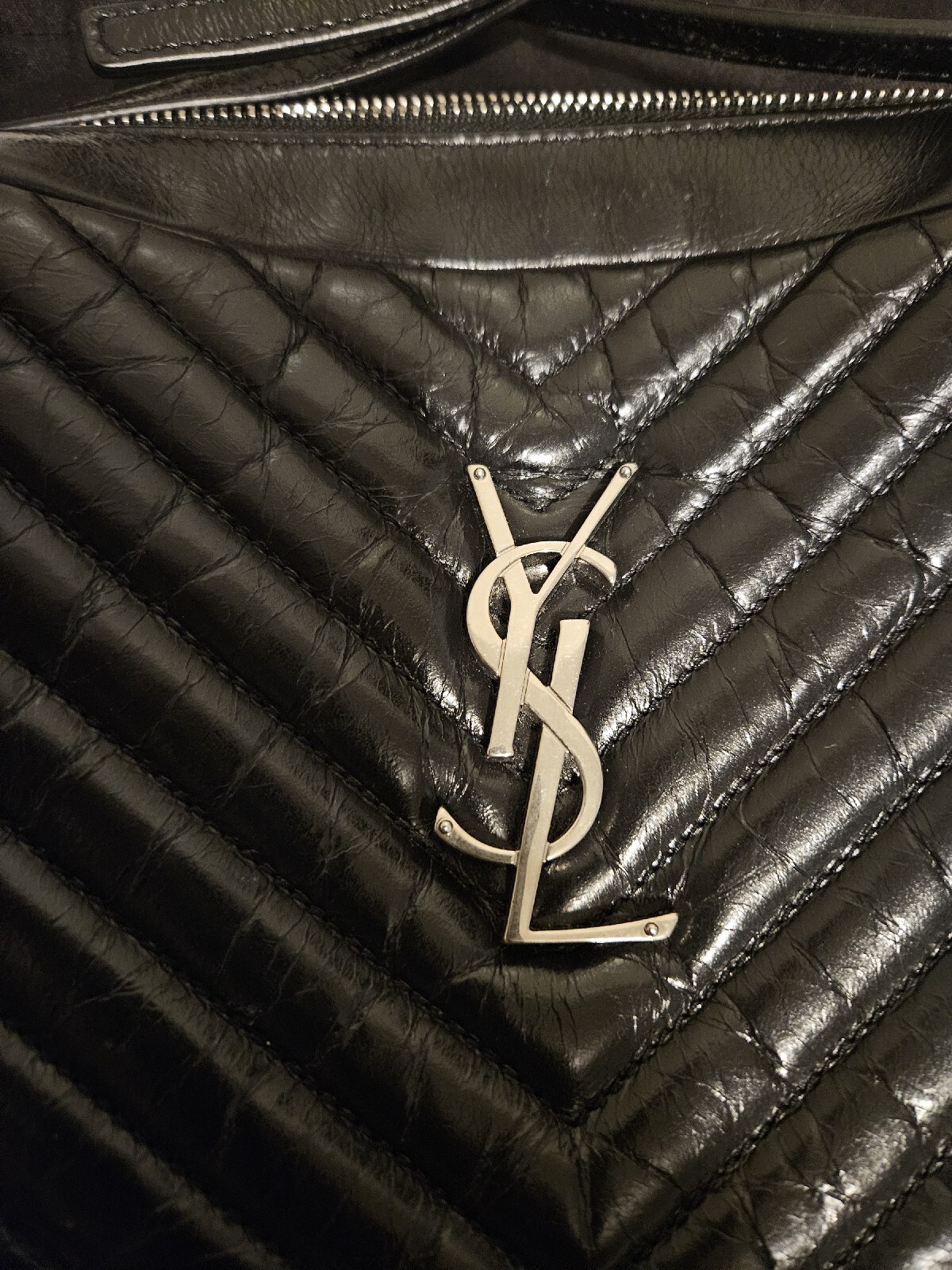 A tracolla Saint Laurent Lou argento ferramenta pelle nera