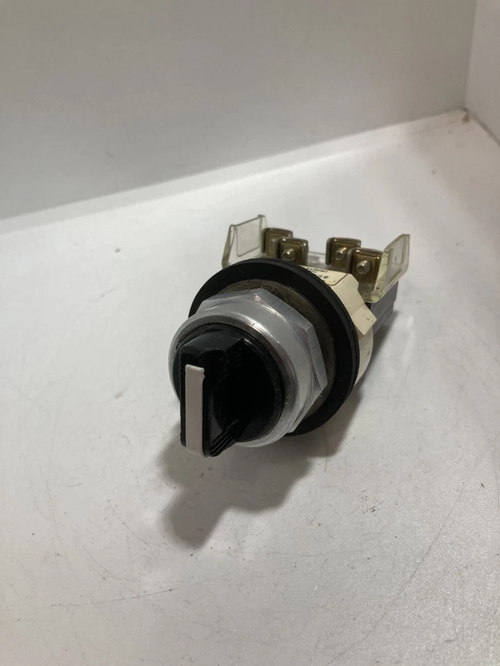 ALLEN BRADLEY 800T-J5KE7A SELECTOR SWITCH 3 POS 1NO/1NC SP RET FROM LEFT SER F - Image 2 of 4