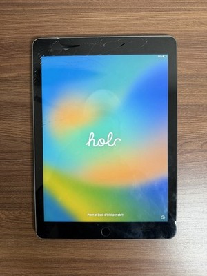 Apple iPad 5th Gen MP2H2LL/A 9.7'' 128GB - Grey - Cracked Screen