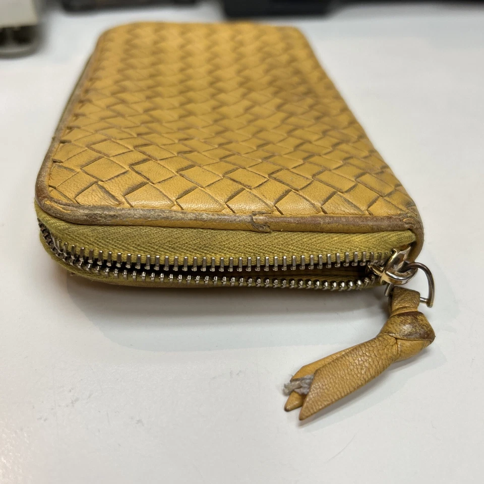 Cartera sin asas Bottega Veneta tejida de cuero amarillo con cremallera alrededor para tarjeta de dinero para mujer” Foto 4 de 4