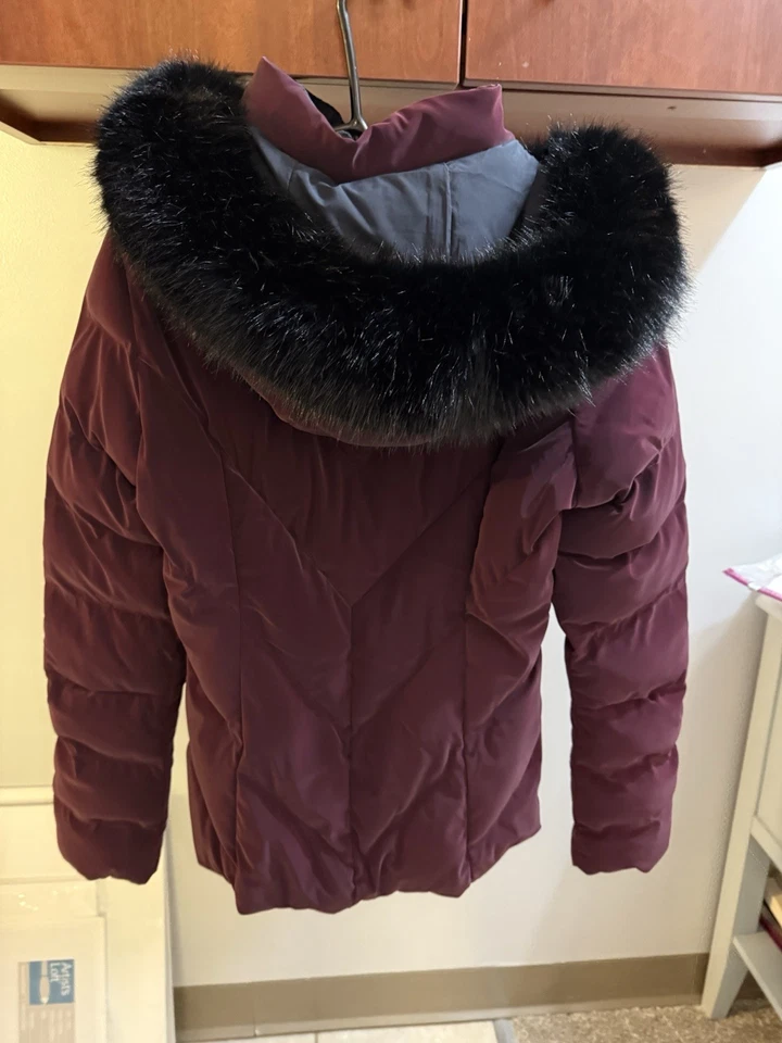 Women’s NWT Obermeyer Bombshell Luxe Ski Jacket , Cabernet, Sz 4 - Image 4 of 4