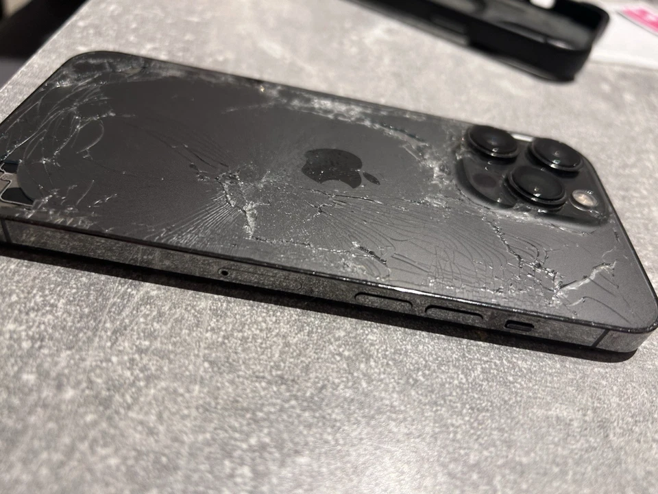 Apple iPhone 13 Pro 128GB - Funktionsfähig, Beschädigte Rückseite - Bild 3 von 4