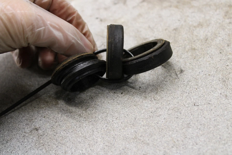 1974 Honda CB125S ALMOFADAS DE BORRACHA PARA FARÓIS I15-4528.PV - Imagem 2 de 3