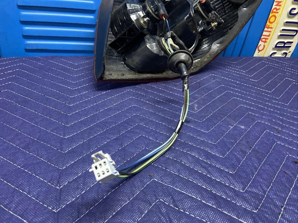 Luz trasera izquierda Saturn L200 2003 2004 2005 conductor Foto 3 de 4