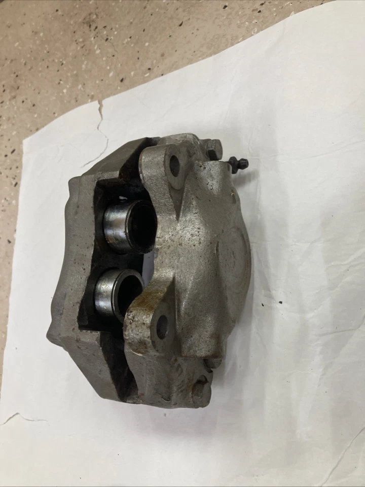 Volvo 122 1800 Front Brake Calipers Girling 3 Piston & Mounting Plates Foto 3 de 4