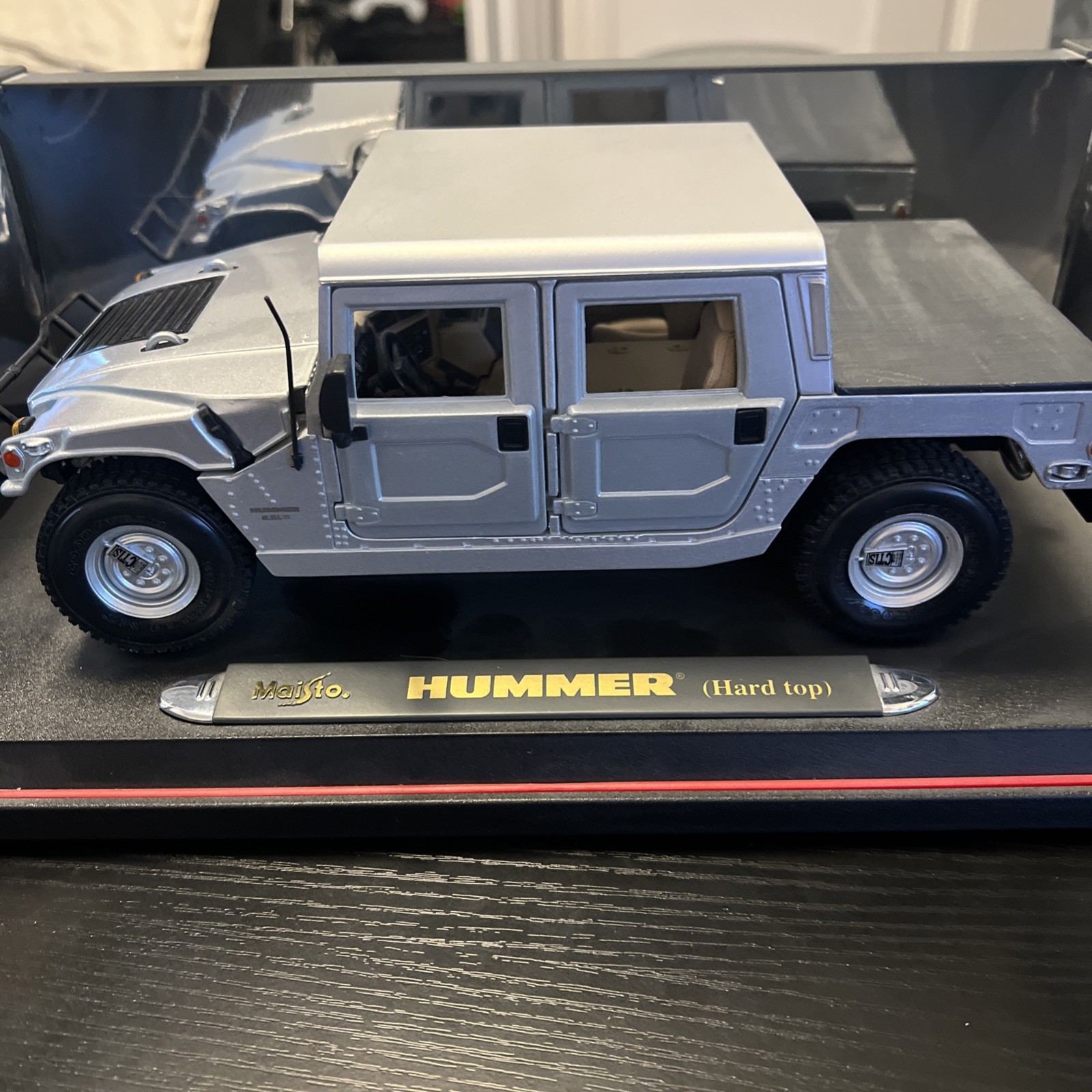 Silver Hummer H1 Hard Top 1:18 Scale Diecast Model Car by Maisto Special Edition