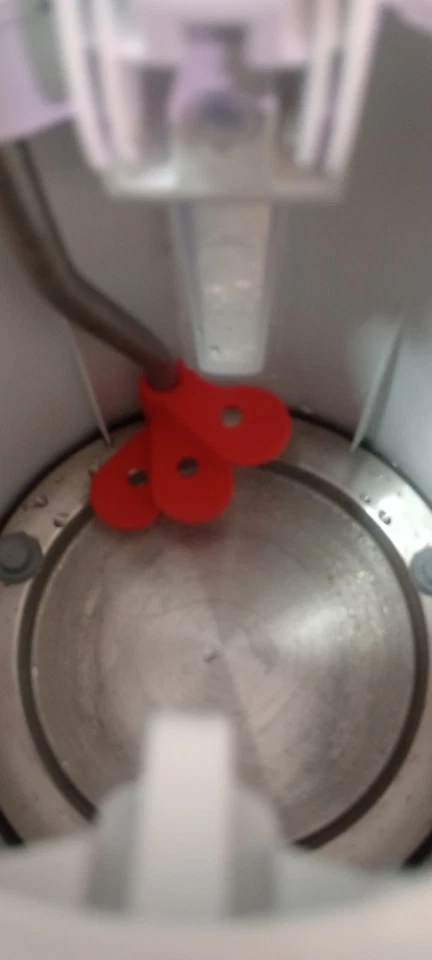 Hervidor inalámbrico BLACK+DECKER 1,7 L con base 360°, plateado y blanco KE1560W Foto 4 de 4