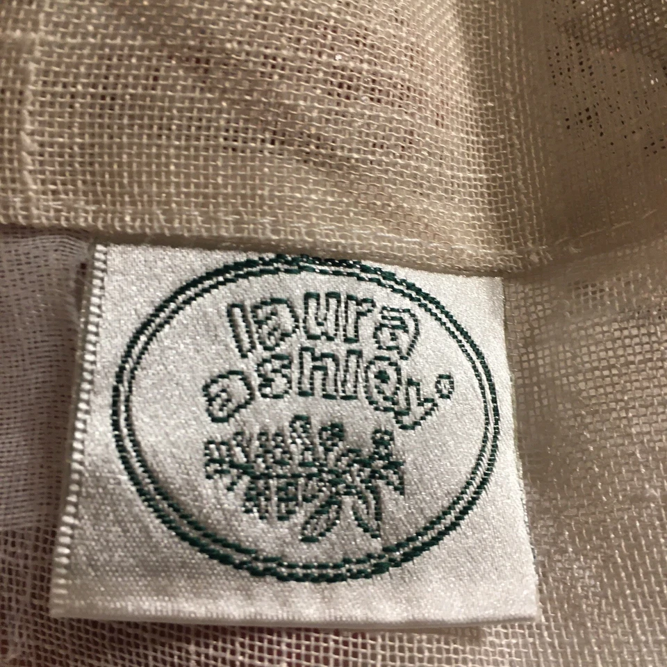 Paneles de cortina semi transparentes Laura Ashley - Juego de 2 ojales floral tostado texturizado Foto 2 de 4