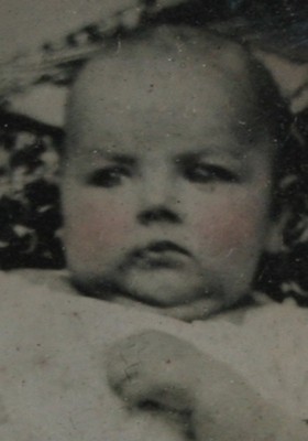 CUTE CHUBBY BABY, HIDDEN MOTHER. TINTED 6TH PLATE TINTYPE, HALF CASE.