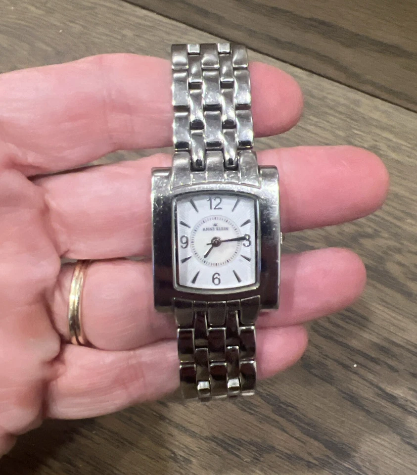 Reloj Pulsera Anne Klein Cuarzo Plateado V121E Funciona Con Batería Nueva Foto 2 de 4