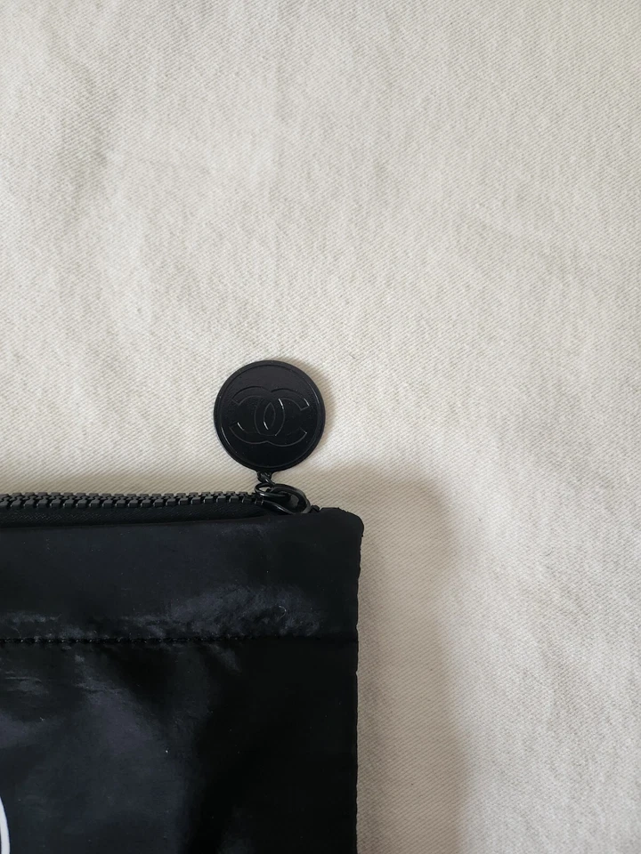 Bolsa hinchada cosmética Chanel Foto 2 de 4