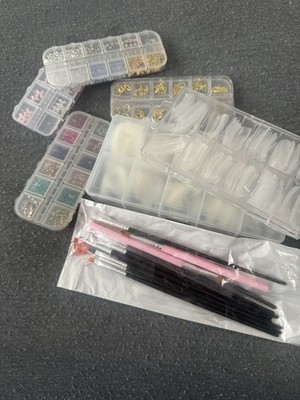 Nail-Art Set mit klaren Tips, Strass/Metall-Deko, Boxen, Pinsel/Tools