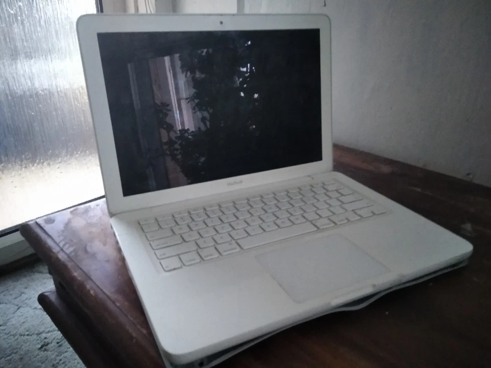 Apple MacBook A1342, 13.3", HIGH SierraOS, 4GB RAM, 250GB HDD + MS OFFICE - Image 4 of 4