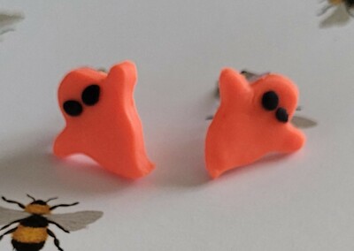 Handgefertigte Fimo Ohrstecker im Geister Design. Farbe ist rot.