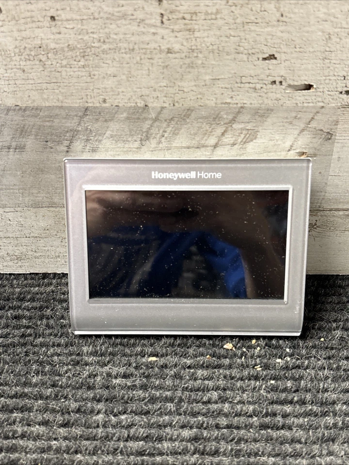 Honeywell Home RENEWRTH9585WF/U Smart Color Thermostat Renewed Silver - Image 2 of 4