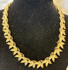 VINTAGE CROWN TRIFARI SIGNED BRUSHED GOLD TRI-LEAVES NECKLACE 15 In