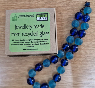Meer Glasperlen Halskette recycelt 45 cm Länge neu mit Karton blau voll