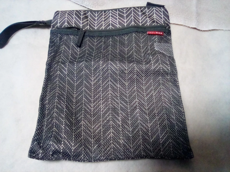 Skip Hop Diaper Tote Bag Gray Chevron Multi Pocket with 2 organizer bags inside - Image 3 of 4