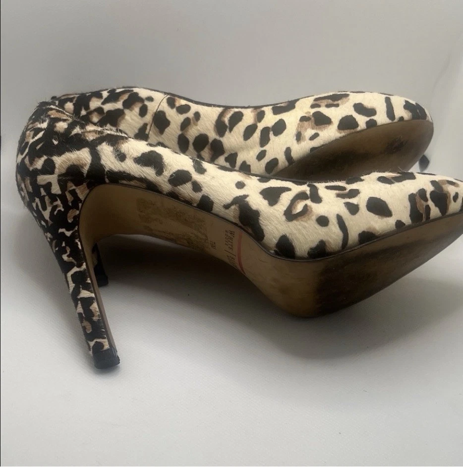 Bomba de tacón con estampado animal de cuero negro tostado pantera mercado negro de la Casa Blanca 7,5 M Foto 3 de 4