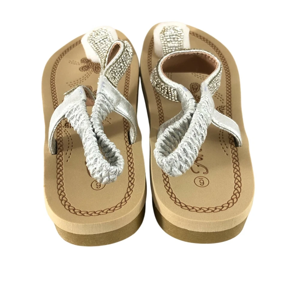 Sandalias Forever para mujer correa al tobillo tanga pedrería plateadas talla 6 Foto 3 de 4