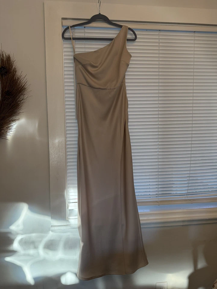 BHLDN 女式 4 码香槟迪伦单肩缎面侧光正装连衣裙  — 第 2/4 张图片