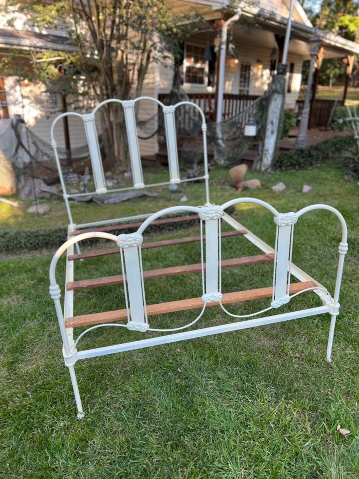 Antigua cama doble festoneada de hierro fundido blanca Foto 4 de 4