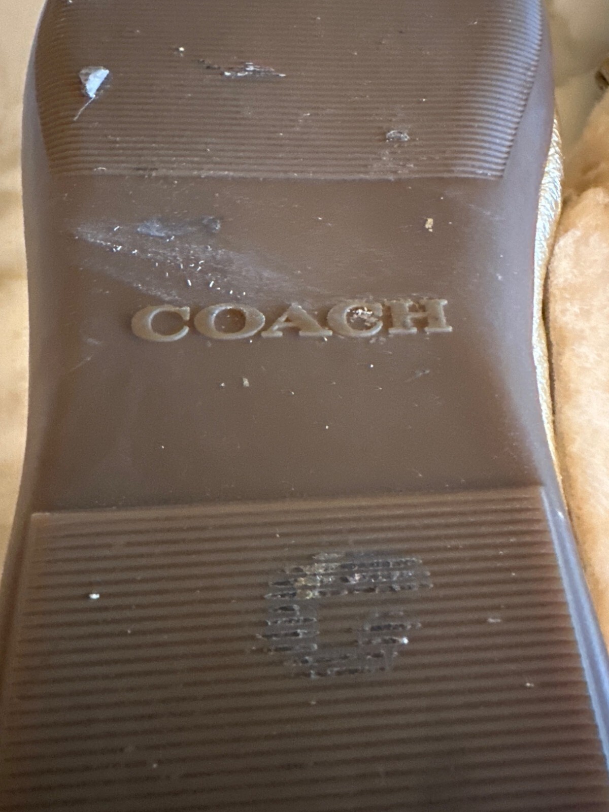 PANTOFOLA D’ORO Pantofole Coach donna foderate in shearling oro con accenti di nappa e suole in gomma