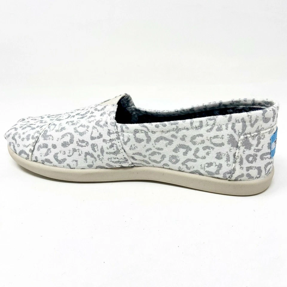 Zapatos planos de lona informales sin cordones Toms Classics plateados leopardo de las nieves juveniles Foto 3 de 4