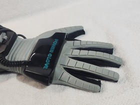 1989 Original Nintendo NES Power Glove 99% complete Missing The 4 Round Stickers