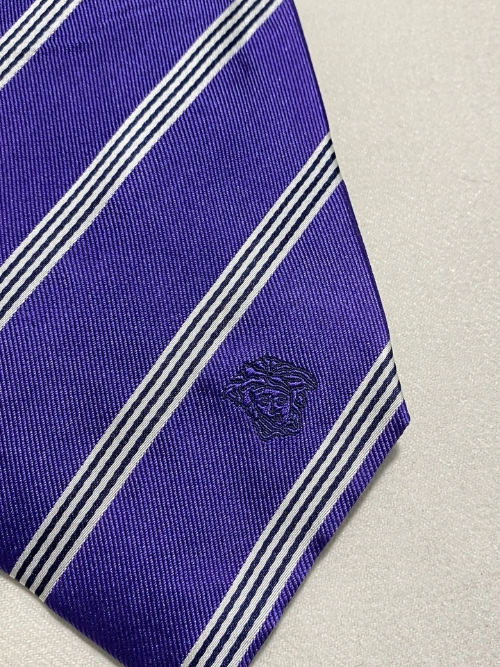 Corbata de hombre VERSACE de seda a rayas moradas. Logo de Medusa. Hecho en Italia. Ec Foto 2 de 4