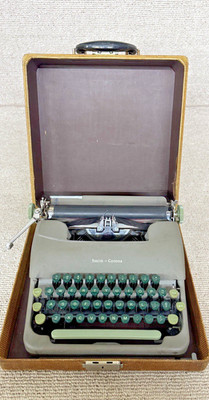 OLD VINTAGE  Smith-Corona Vintage Portable Typewriter with a  Case
