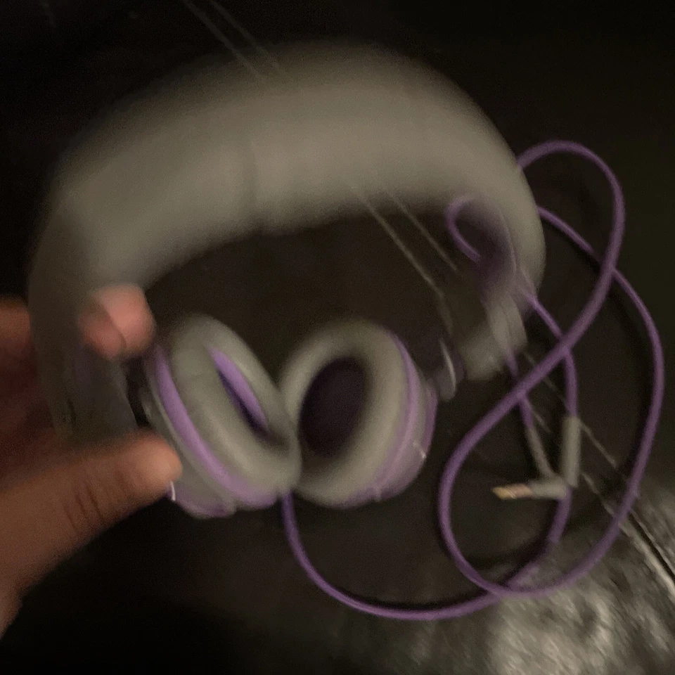 AURICULARES CON CABLE JLAB ON EAR COLOR PÚRPURA PARA NIÑOS Foto 3 de 4