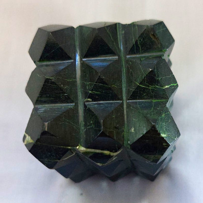 Lemurische Pyramide. 54 Pyramidenwürfel. Handgefertigt aus schwarzem Turmalin für Reiki.