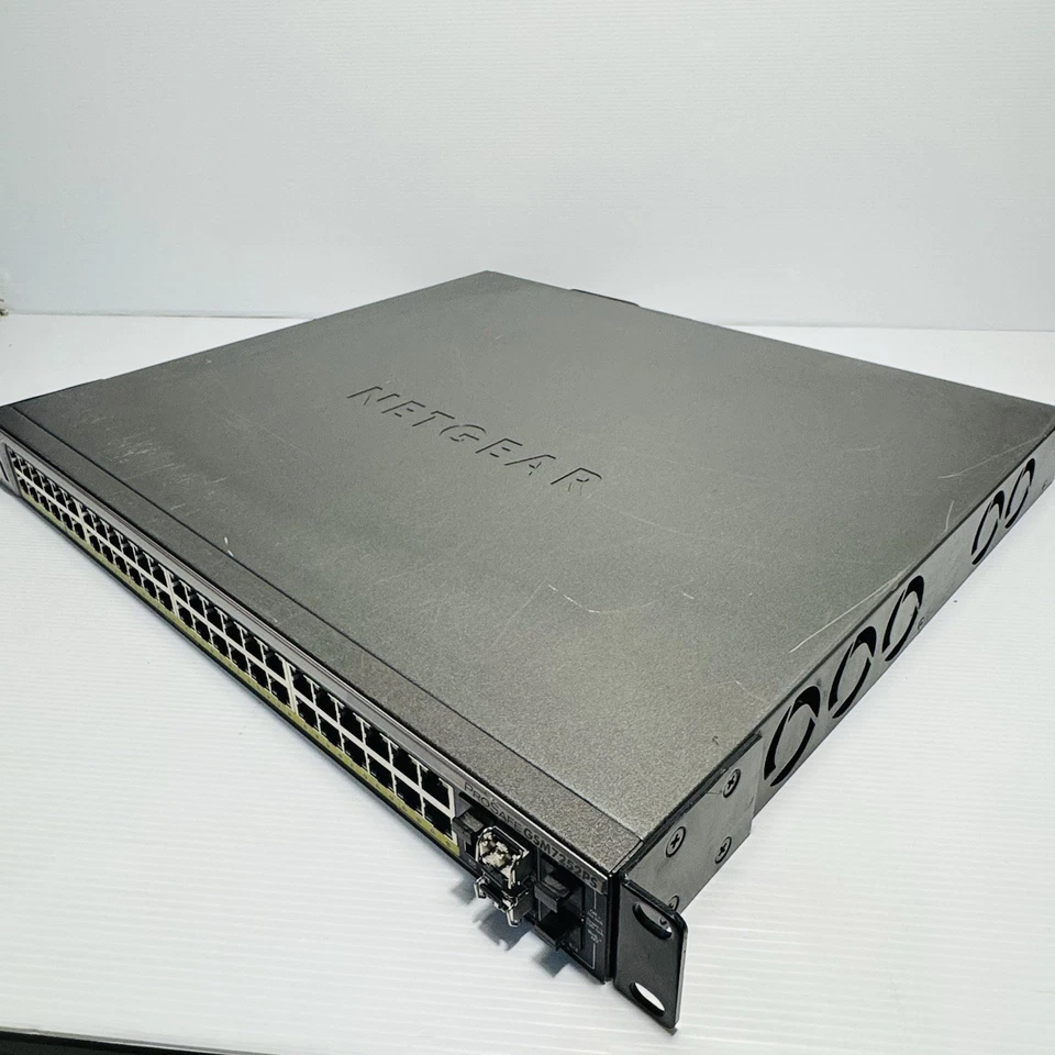 Netgear GSM7252PS ProSAFE 48 ports Gigabit Ethernet L2 Managed Switch With PoE - Image 3 of 4