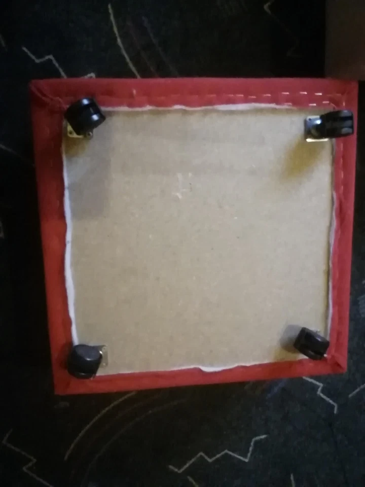 2 x Polsterhocker, rot und Creme farb. Mit Rollen 50 x 50 cm 25cm hoch - Bild 4 von 4