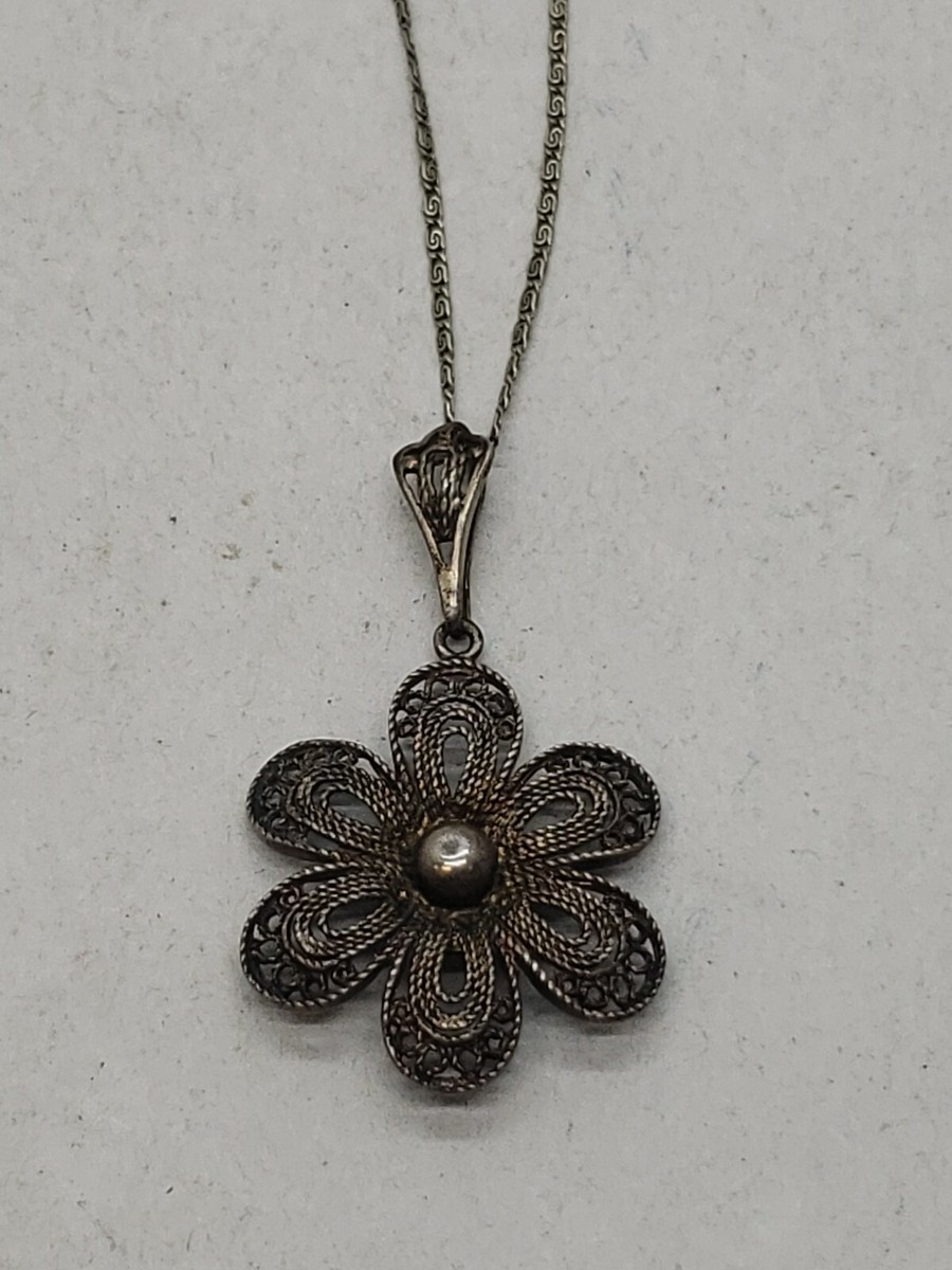 835 SILVER FLOWER PENDANT on 