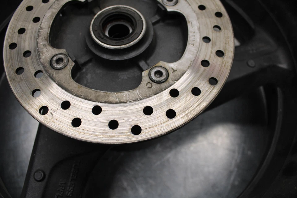 Honda CBR600F4 2000 rueda trasera y rotor disco de freno trasero 43251-MEE-000 BB552 Foto 2 de 4