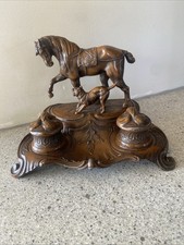 ANCIEN ENCRIER EN REGUL À DÉCOR de CHEVAL et CHIEN SIGNÉ À BOSSU