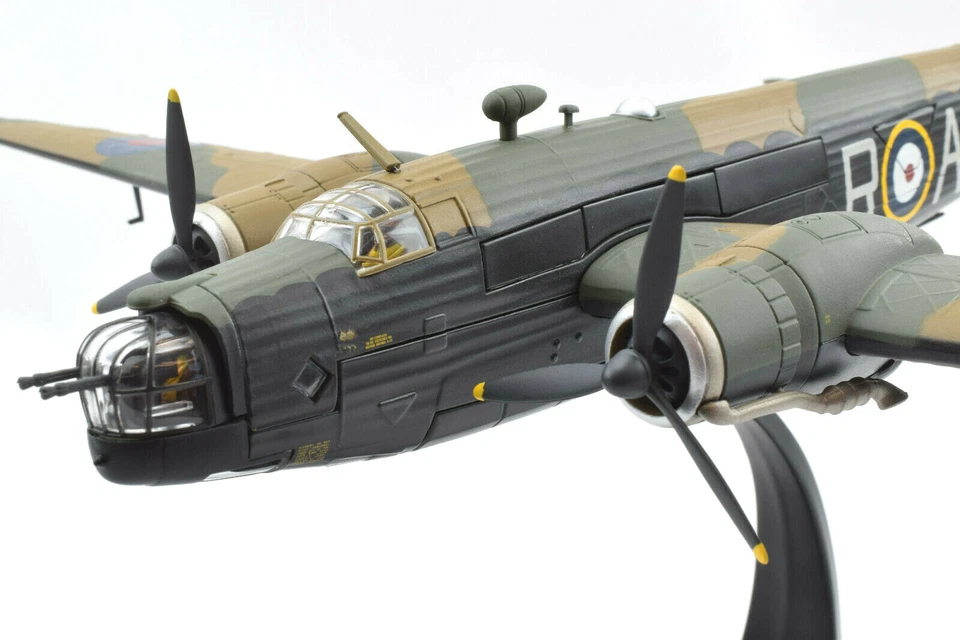 Corgi Vickers Wellington Mk.IC - Wing Fire Cross 1:72 Die-Cast Airplane AA34812 - Image 3 of 4