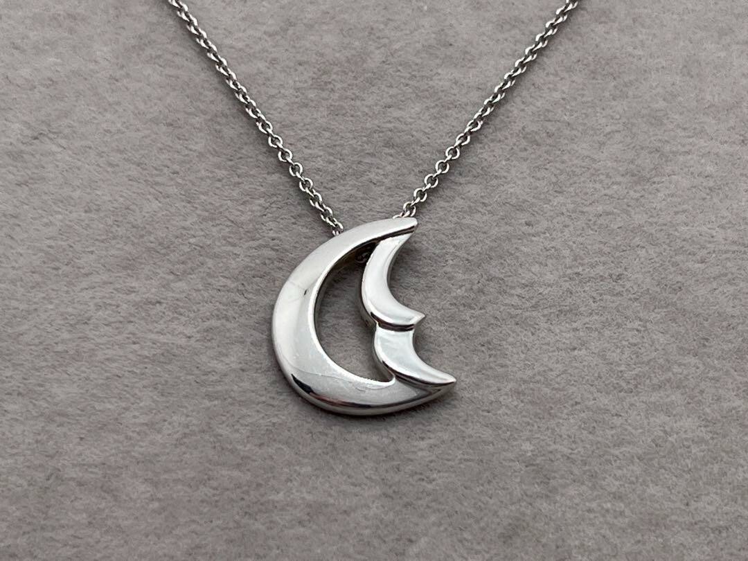 Tiffany & Co. Paloma Picasso Crescent Moon Necklace Silver Tiffany & Co. Paloma Picasso Crescent Moon Necklace Silver