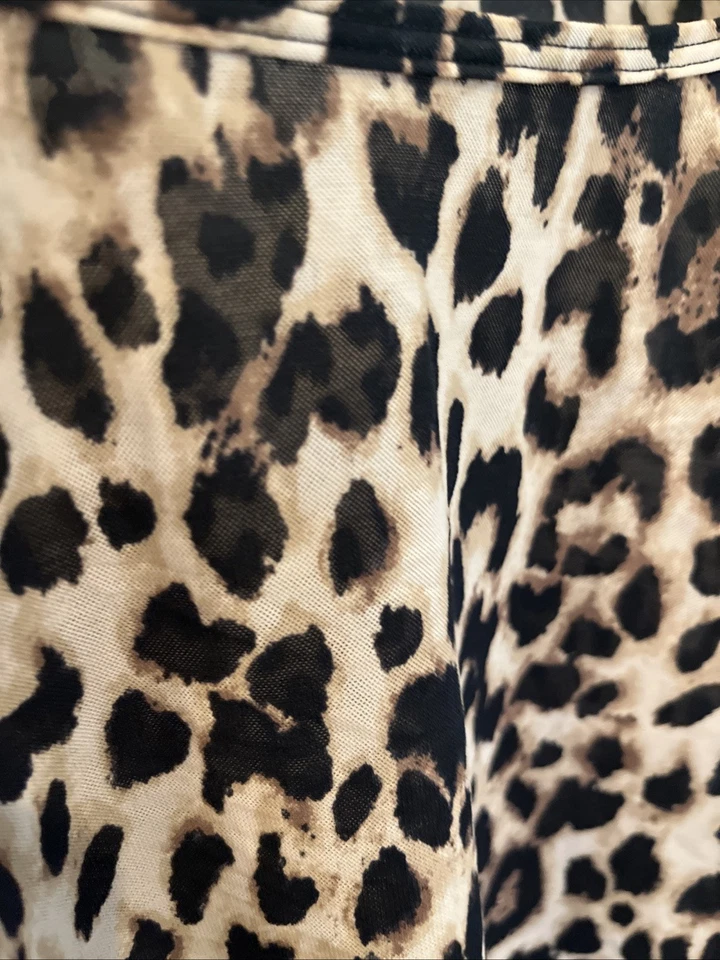 Blusa de malha semi transparente nova com etiquetas Victoria's Secret M leopardo manga longa estampa animal nova - Imagem 4 de 4