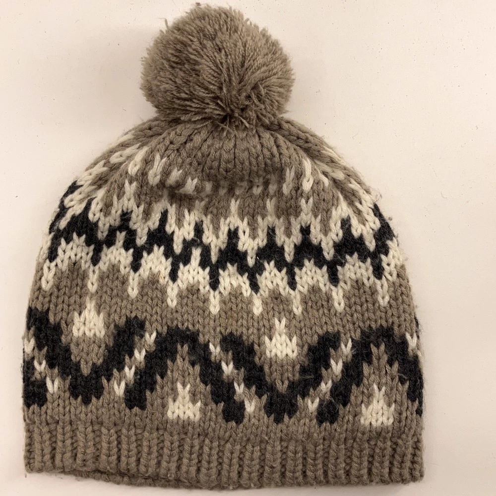 Grey geometric shape knit pom-pom hat