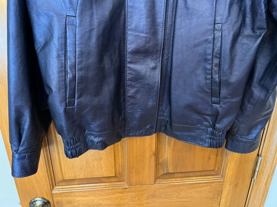 Chaqueta de bombardero de cuero azul marino Bod & Christensen para hombre usada en excelente estado 42 Foto 4 de 4