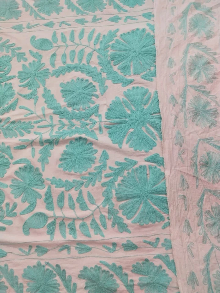 Colchas colchas colgantes de pared bordadas de lana suzani de algodón Foto 4 de 4