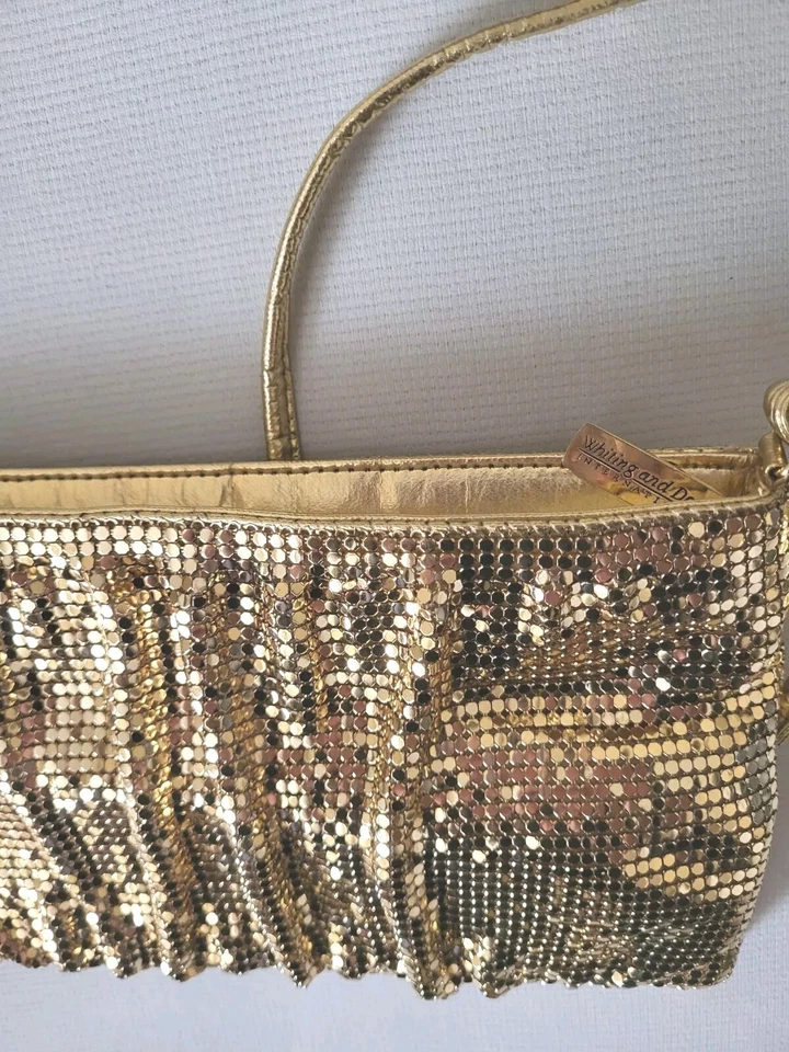 VINTAGE ANOS 70 WHITING e DAVIS - Bolsa de ombro de malha de metal dourado com alça de couro - Imagem 2 de 4